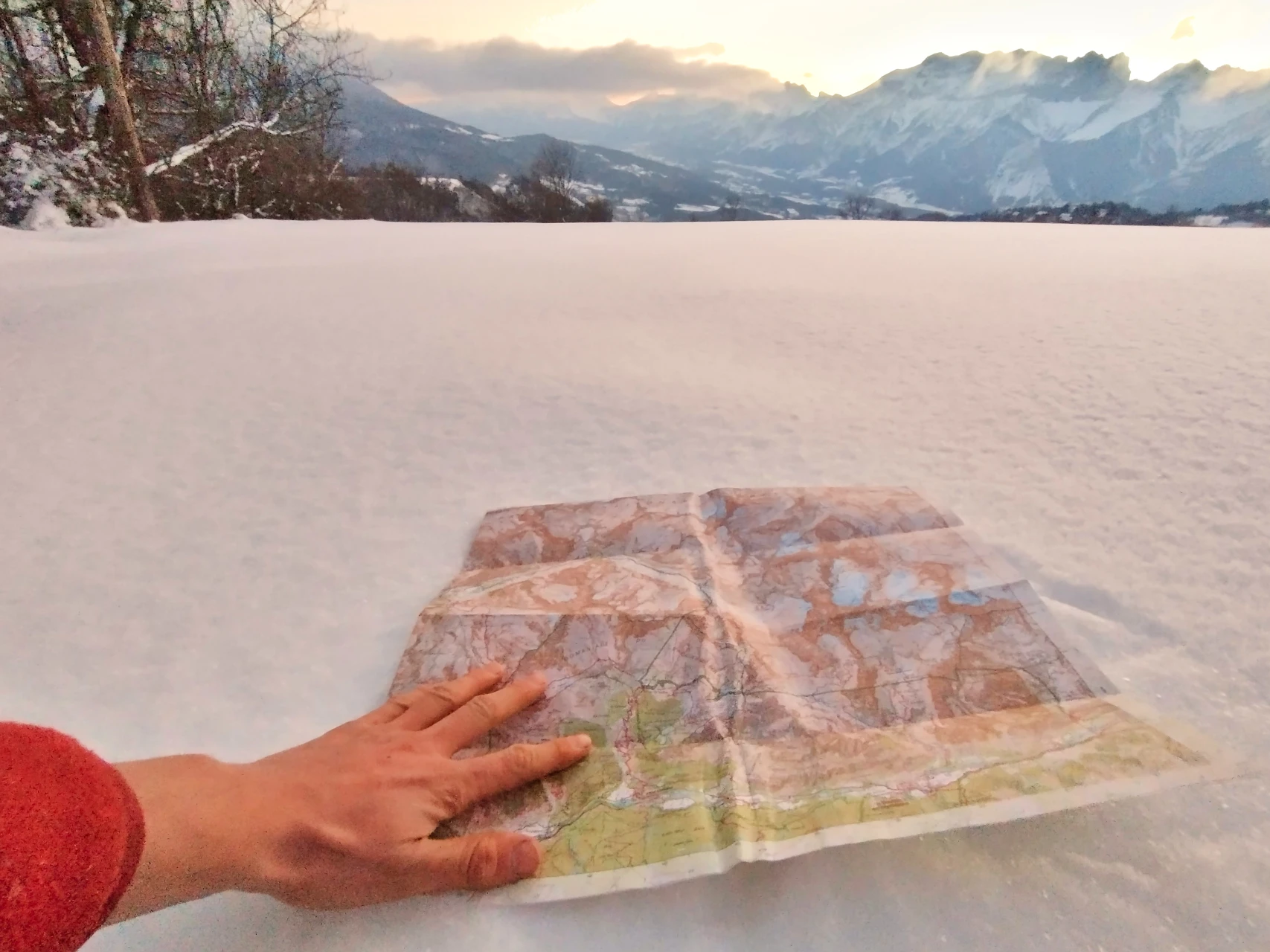 A plateau in the Champsaur under snow. The path is somewhere below our feet: map and compass take over the moment the waymarking goes.