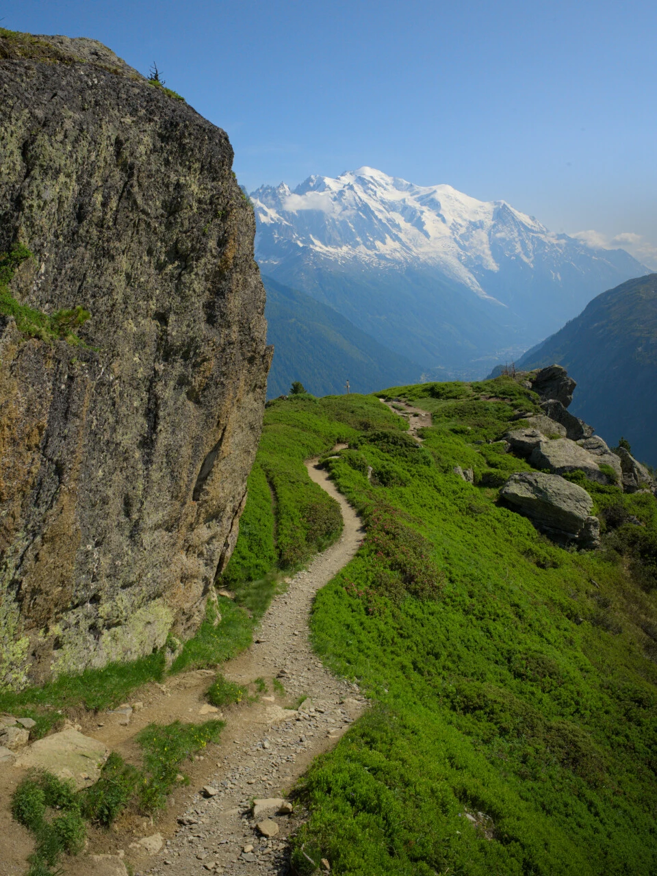 Trail carved into rock on the way down to Tre-le-Champ