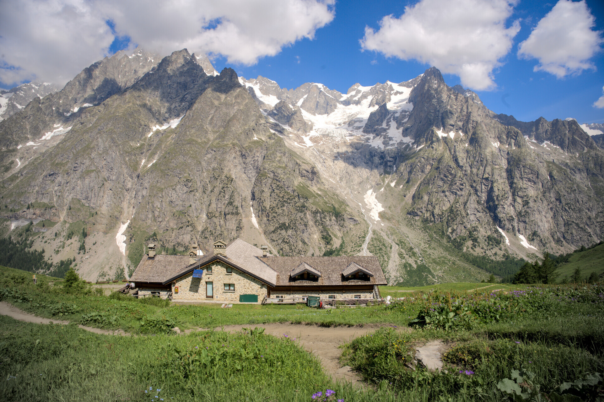 Tour du Mont-Blanc mountain huts and places to stay: map, stages and booking